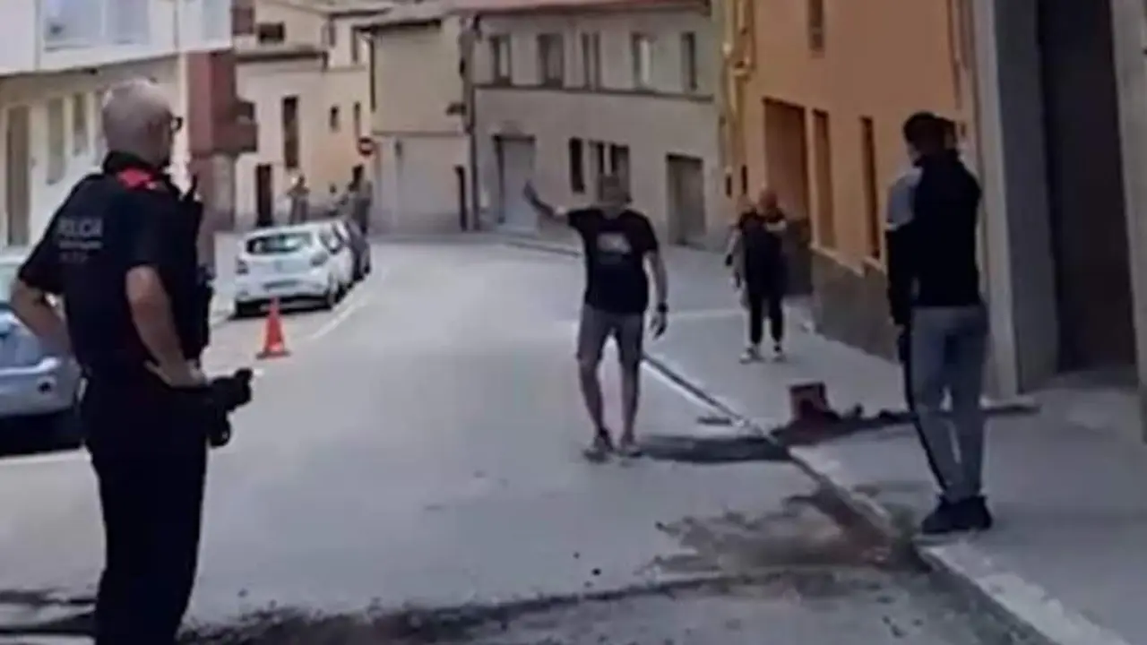 VIDEO. Se enfrenta a un vecino con un cuchillo en la calle y le llueven macetas