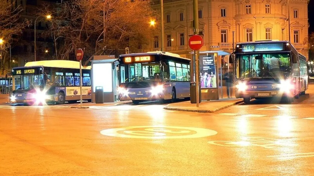 En la imagen de archivo autobuses nocturnos del servicio de transporte urbano