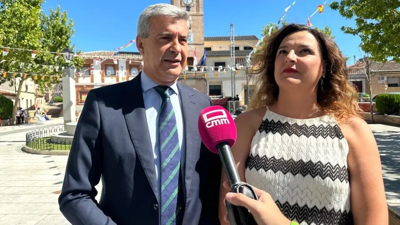 El secretario general del PSOE en la provincia de Toledo, Álvaro Gutiérrez, atendiendo a los medios este sábado en la localidad de Val de Santo Domingo