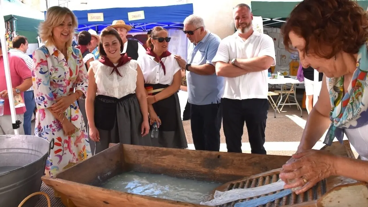La delegada de la Junta en Cuenca, Marian López, ha inaugurado este sábado&nbsp;la V Feria de Oficios y Tradiciones de la Alcarria Conquense, celebrada en Villaconejos de Trabaque