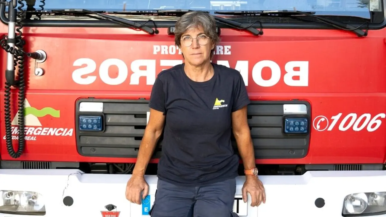 María Luisa Cabañero encara su último verano como bombera tras casi cuatro décadas -&nbsp;EFE/Jesús Monroy