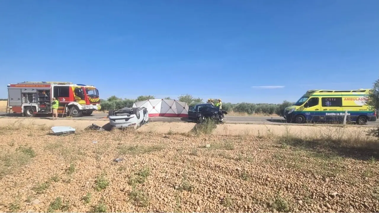 Mueren tres niños y dos adultos en un choque de dos vehículos en la N-310 en Sisante (Cuenca) - Fotografía: @BomberosDCuenca