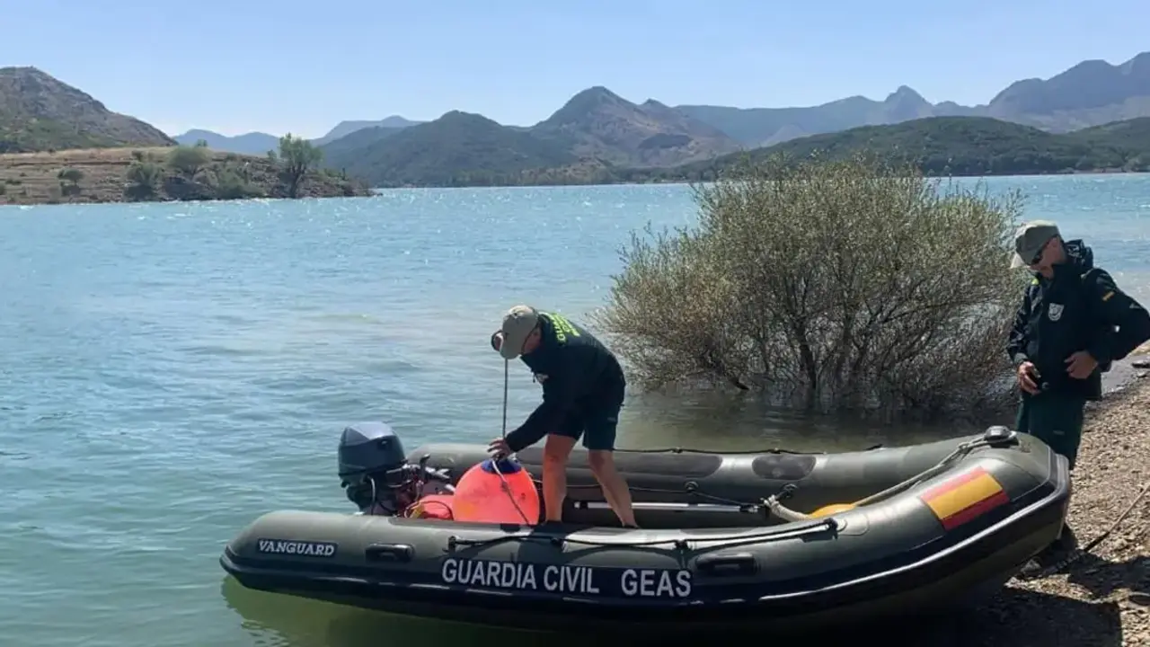 En la imagen de archivo efectivos del grupo especial de actividades subacuáticas (GEAS) de la Guardia Civil participa en una búsqueda en un embalse, río, pantano,