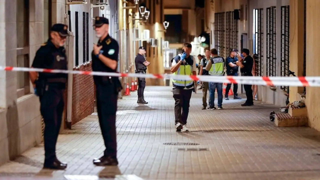 Agentes de policía en el lugar de un crimen, asesinato, tiroteo, cadáver, reyerta, violencia de género,