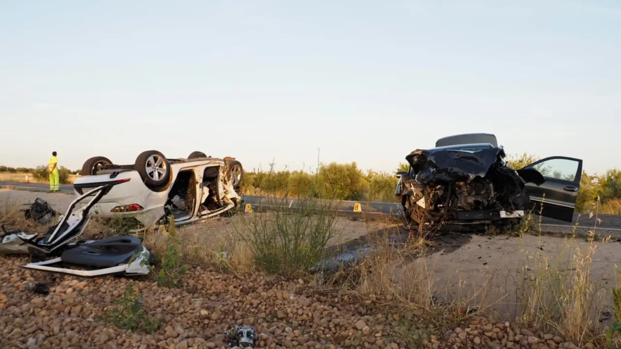 Imagen del estado en que quedaron los vehículos implicados en el trágico accidente de tráfico que se produjo este domingo en Sisante (Cuenca)- EFE/Álvaro del Olmo