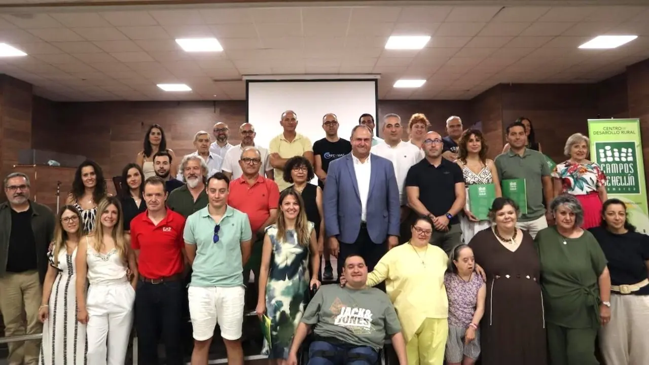 El consejero de Agricultura, Ganadería y Desarrollo Rural, Julián Martínez Lizán, ha asistido a la firma de contratos del Grupo de Desarrollo Rural ‘Campos de Hellín’, en la Casa de la Cultura del municipio y ha visitado algunos de los proyectos financiados