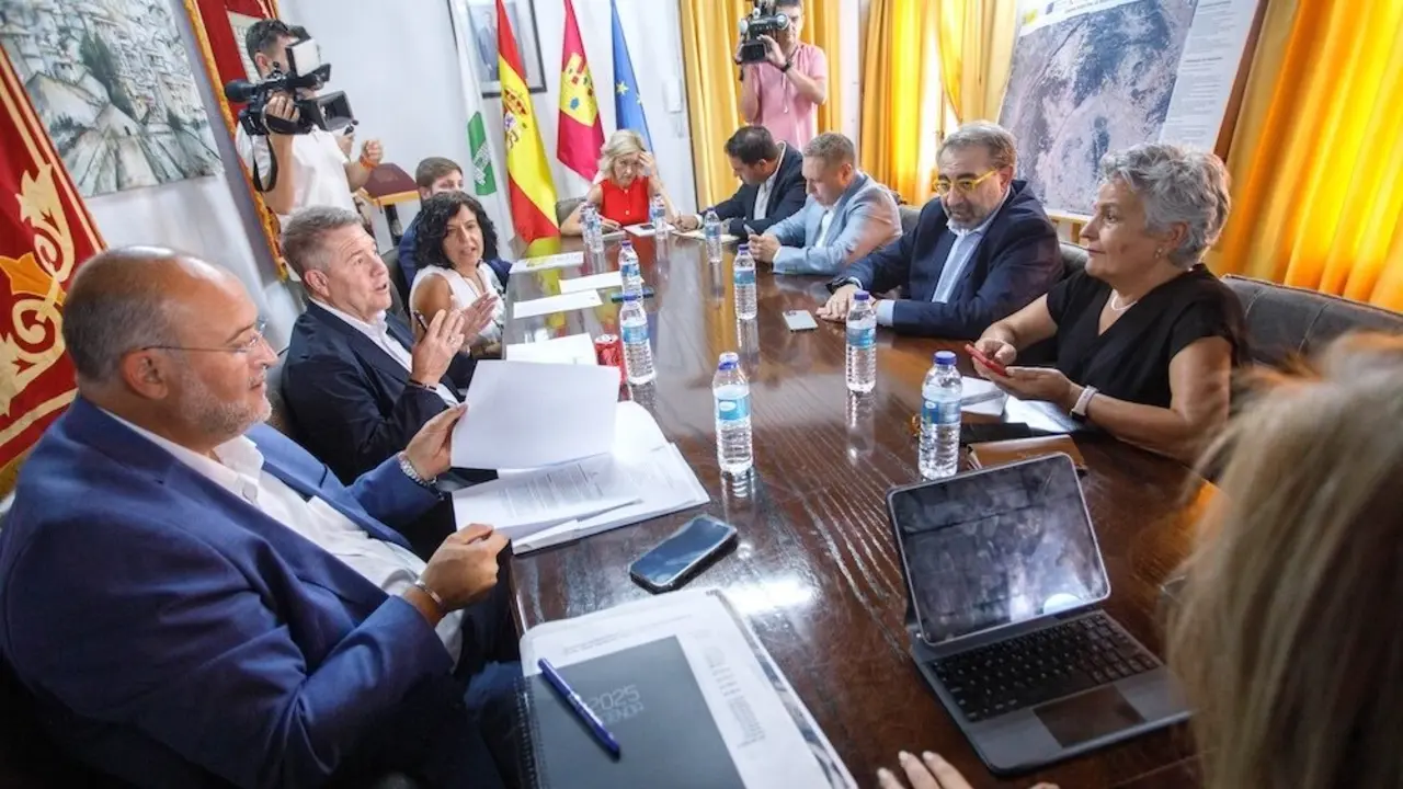 El presidente de Castilla-La Mancha, Emiliano García-Page, ha presidido la reunión de la Comisión de Seguimiento del ‘Plan Mira 2025-2028’, en el Ayuntamiento de la localidad conquense