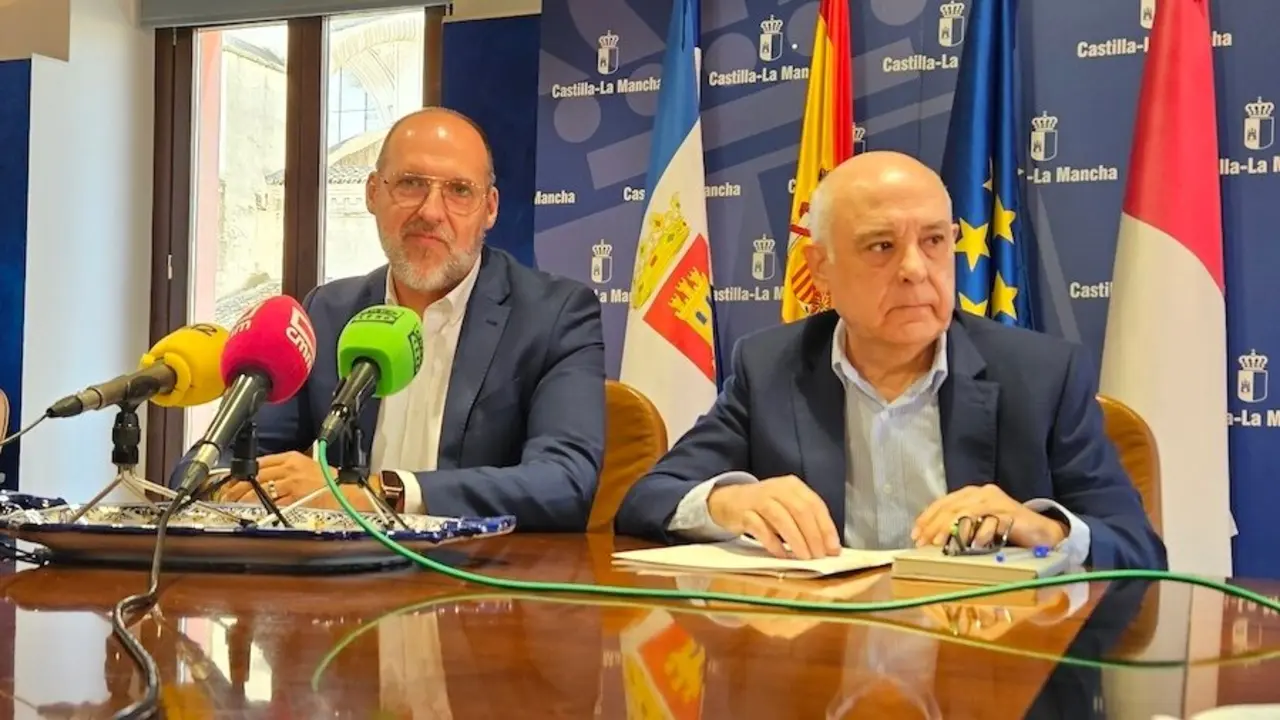 El director general de Carreteras, David Merino, y el delegado de la Junta en Talavera de la Reina, David Gómez, en rueda de prensa