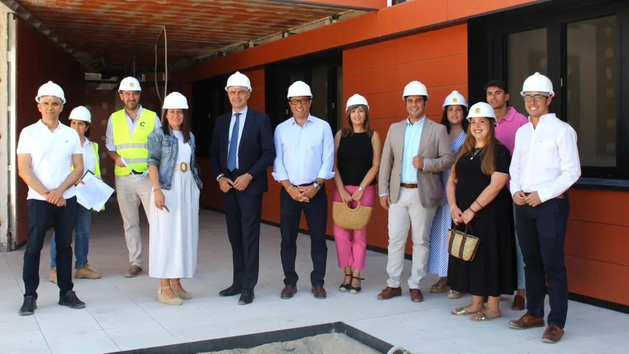 La consejera de Bienestar Social, Bárbara García Torijano, ha visitado en Torrijos (Toledo) las obras del nuevo recurso residencial y centro de día para personas con discapacidad intelectual grave