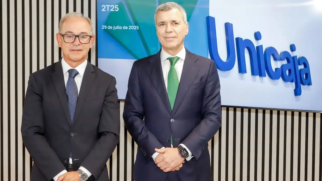 De izquierda a derecha, el CEO de Unicaja, Isidro Rubiales, y el director general de Finanzas, Pablo González