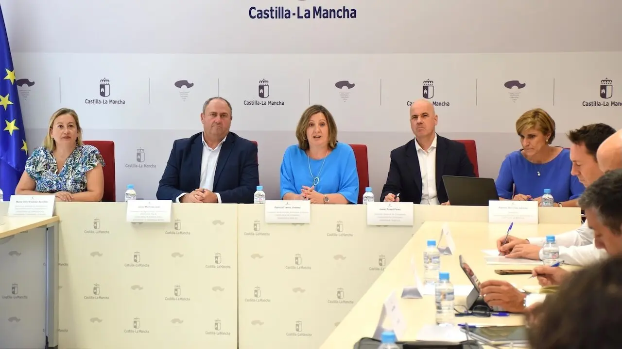 La consejera de Economía, Empresas y Empleo, Patricia Franco, y el consejero de Agricultura, Ganadería y Desarrollo Rural, Julián Martínez, han presidido, en la Sala de Juntas del IPEX, la reunión del Observatorio Regional del Impacto de los Aranceles