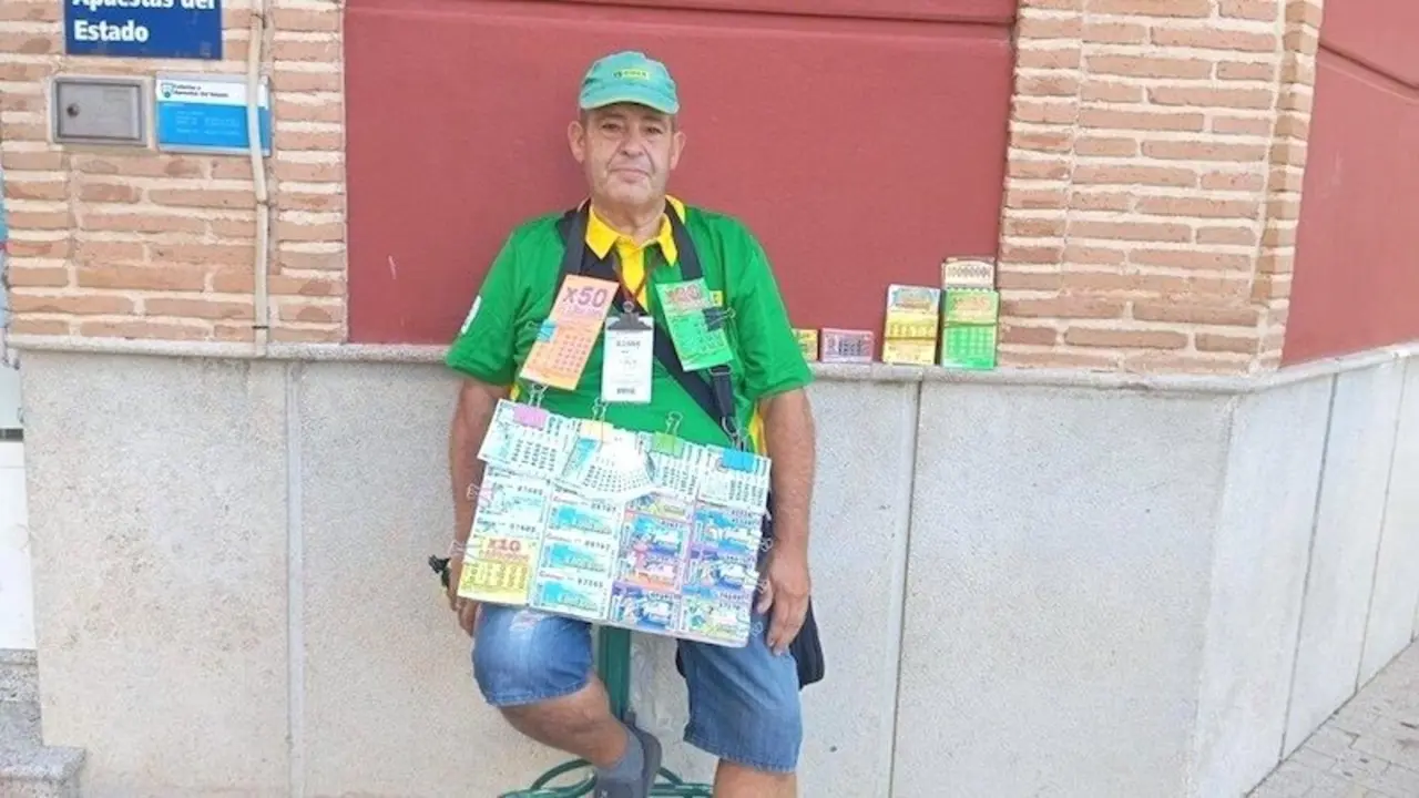 El vendedor de la ONCE Manuel Vicente López-Menchero es quien ha llevado la suerte a Membrilla (Ciudad Real) desde su punto de venta situado en la avenida Constitución,1