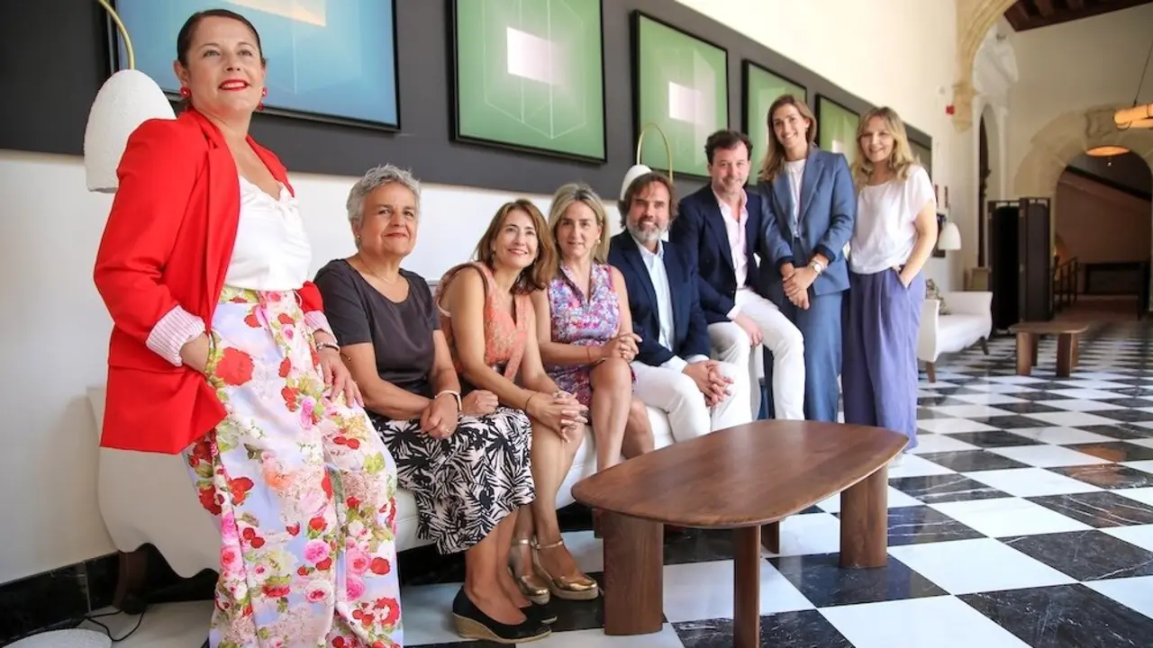 La presidenta de Paradores, Raquel Sánchez, y la delegada del Gobierno en Castilla-La Mancha, Milagros Tolón, en el Parador de Cuenca