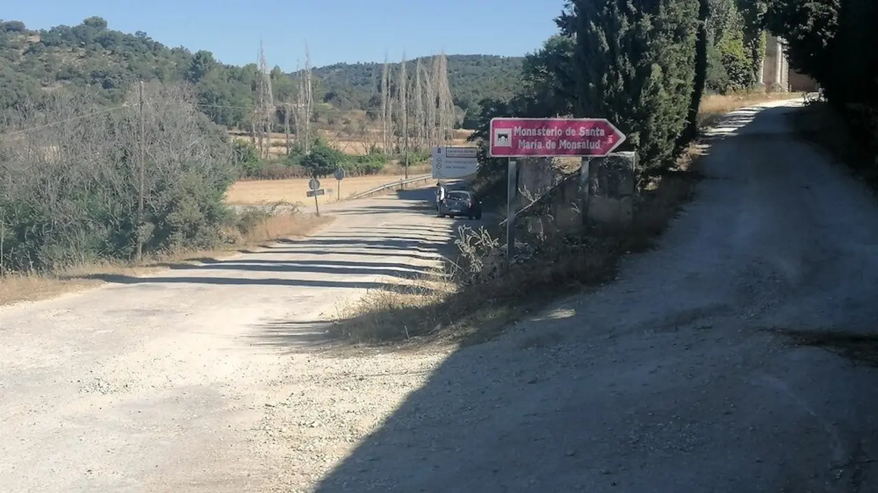 Vecinos y usuarios de carretera al Monasterio de Monsalud y pedanías exigen su reparación urgente para evitar accidentes