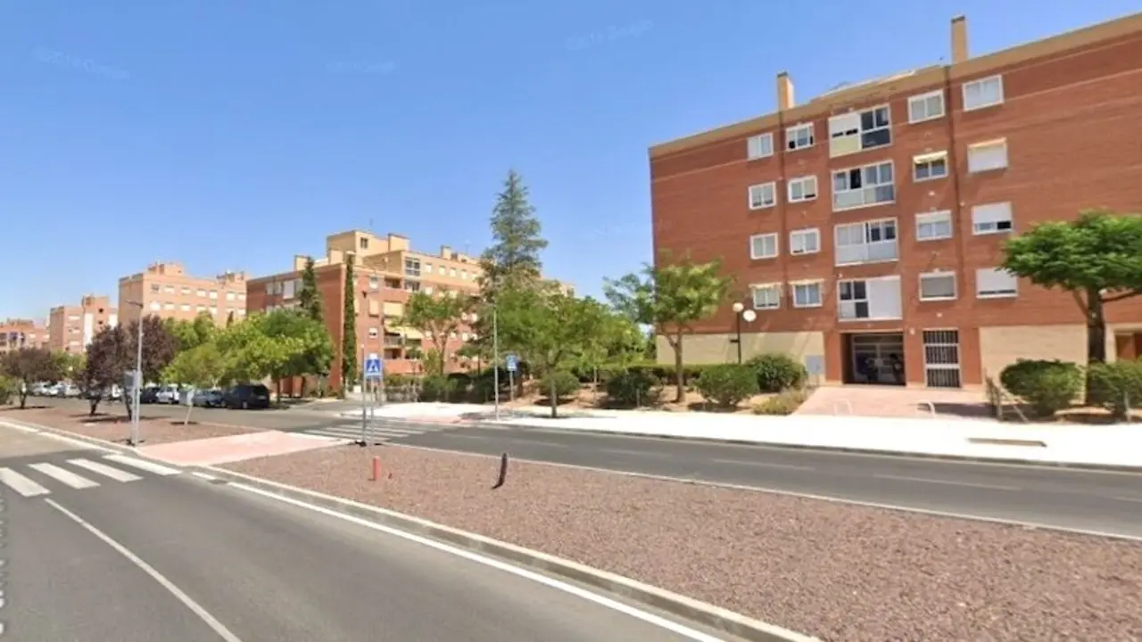 Denuncian estacionamientos irregulares de camiones en la zona residencial del Polígono de Toledo