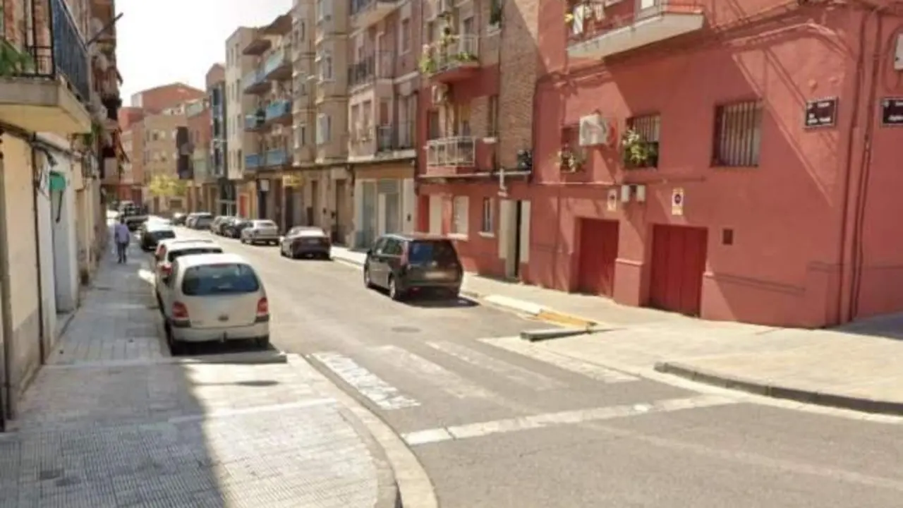 Apuñalado por un vecino al que le molestaba que reparara su coche en la calle