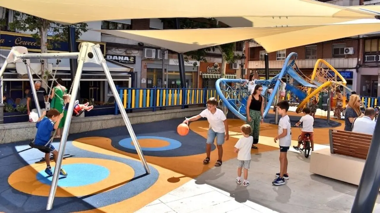 En la imagen de archivo el parque infantil frente al Ayuntamiento de Puertollano (Ciudad Real) en el que ha tenido lugar el accidente