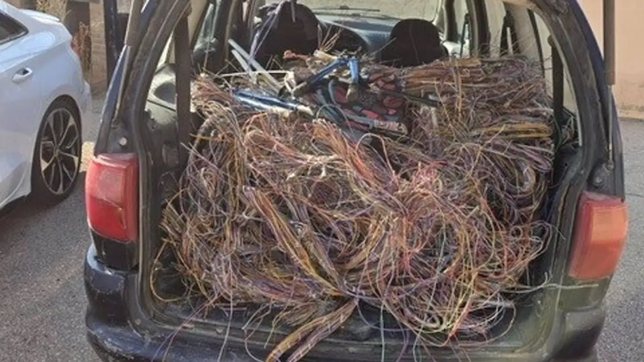 Tres detenidos y un investigado tras ser sorprendidos robando cable de cobre en Cuenca
