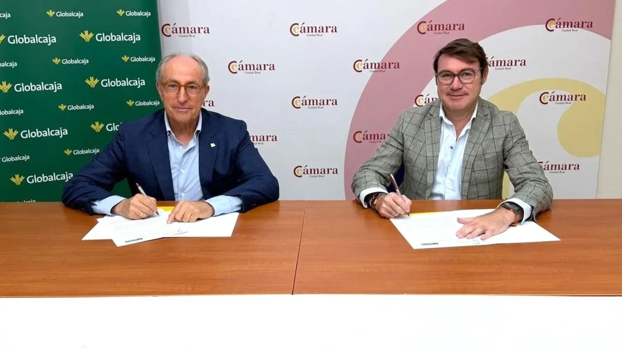 Los presidentes de la Cámara de Comercio de Ciudad Real y Globalcaja, José Luis Ruiz y Mariano León, respectivamente, durante la firma del acuerdo