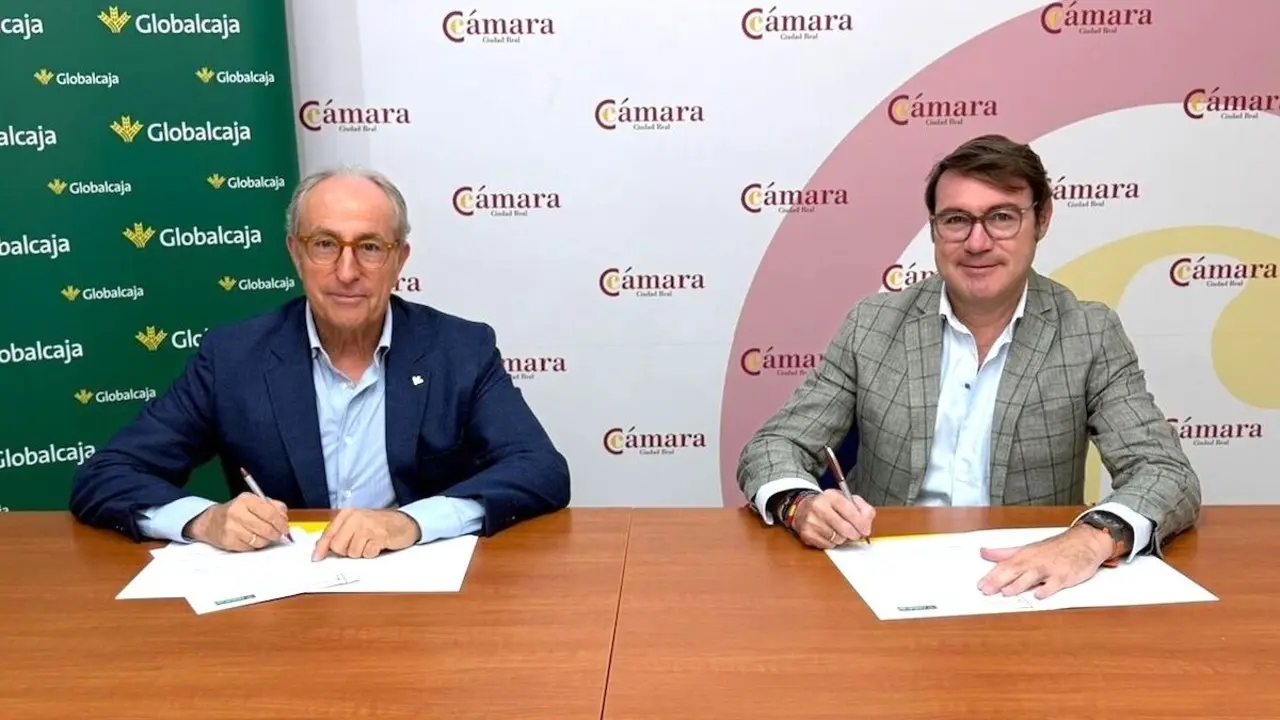 Los presidentes de la Cámara de Comercio de Ciudad Real y Globalcaja, José Luis Ruiz y Mariano León, respectivamente, durante la firma del acuerdo
