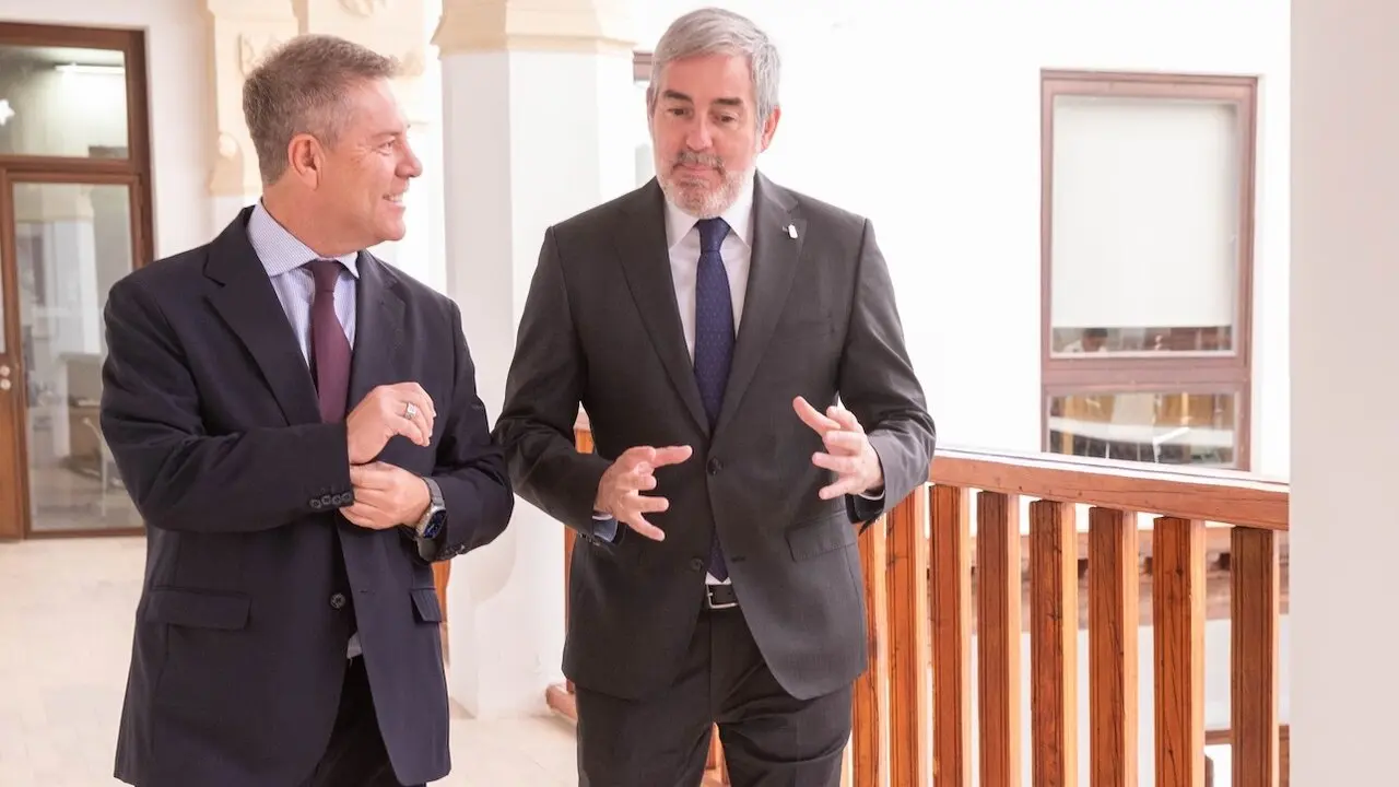 El presidente de Castilla-La Mancha, Emiliano García-Page, y el presidente de las Islas Canarias, Fernando Clavijo, han firmado en el Palacio de Fuensalida de Toledo, un convenio de colaboración para la cesión de la tecnología de soporte a la difusión de la infraestructura de datos y metadatos estadísticos