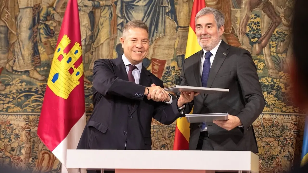 El presidente de Castilla-La Mancha, Emiliano García-Page, y el presidente de las Islas Canarias, Fernando Clavijo, han firmado en el Palacio de Fuensalida de Toledo, un convenio de colaboración para la cesión de la tecnología de soporte a la difusión de la infraestructura de datos y metadatos estadísticos