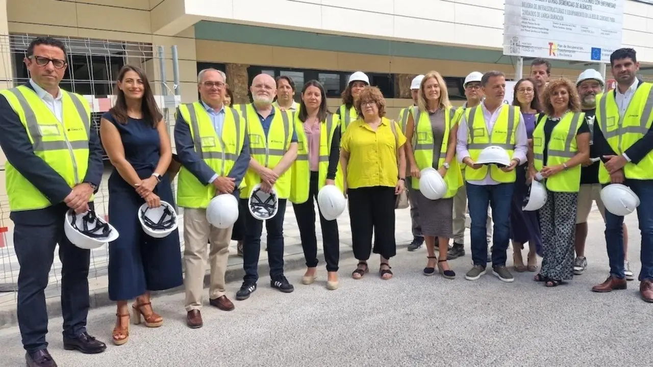 La consejera de Bienestar Social, Bárbara García Torijano, ha visitado las obras del nuevo Centro de Atención Especializada para Personas con Alzheimer y Otras Demencias en Albacete