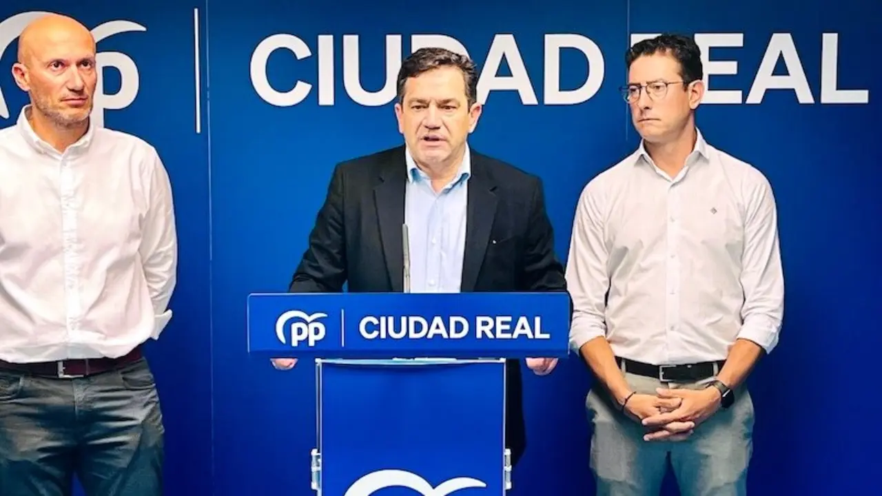 El alcalde de Bolaños de Calatrava y presidente de la Diputación de Ciudad Real, Miguel Ángel Valverde, durante la rueda de prensa que ha ofrecido