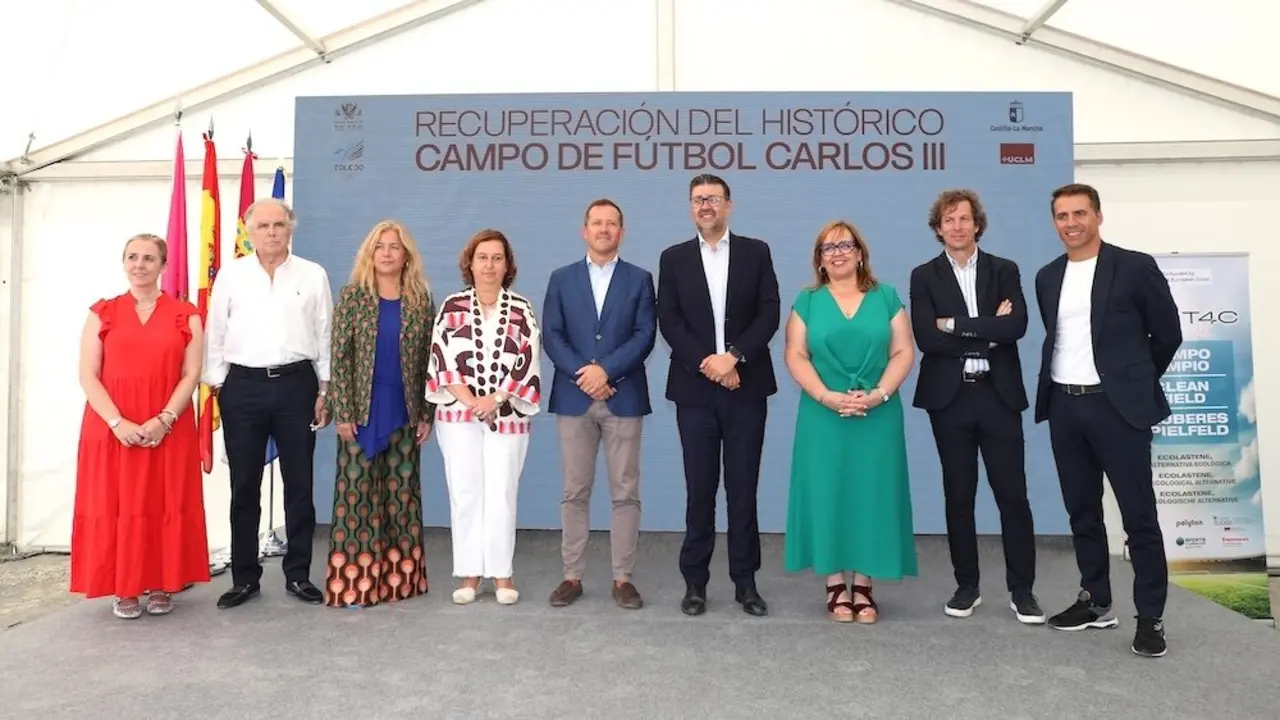 Autoridades asistentes al acto de colocación de la primera piedra del campo de fútbol 'Carlos III' de Toledo