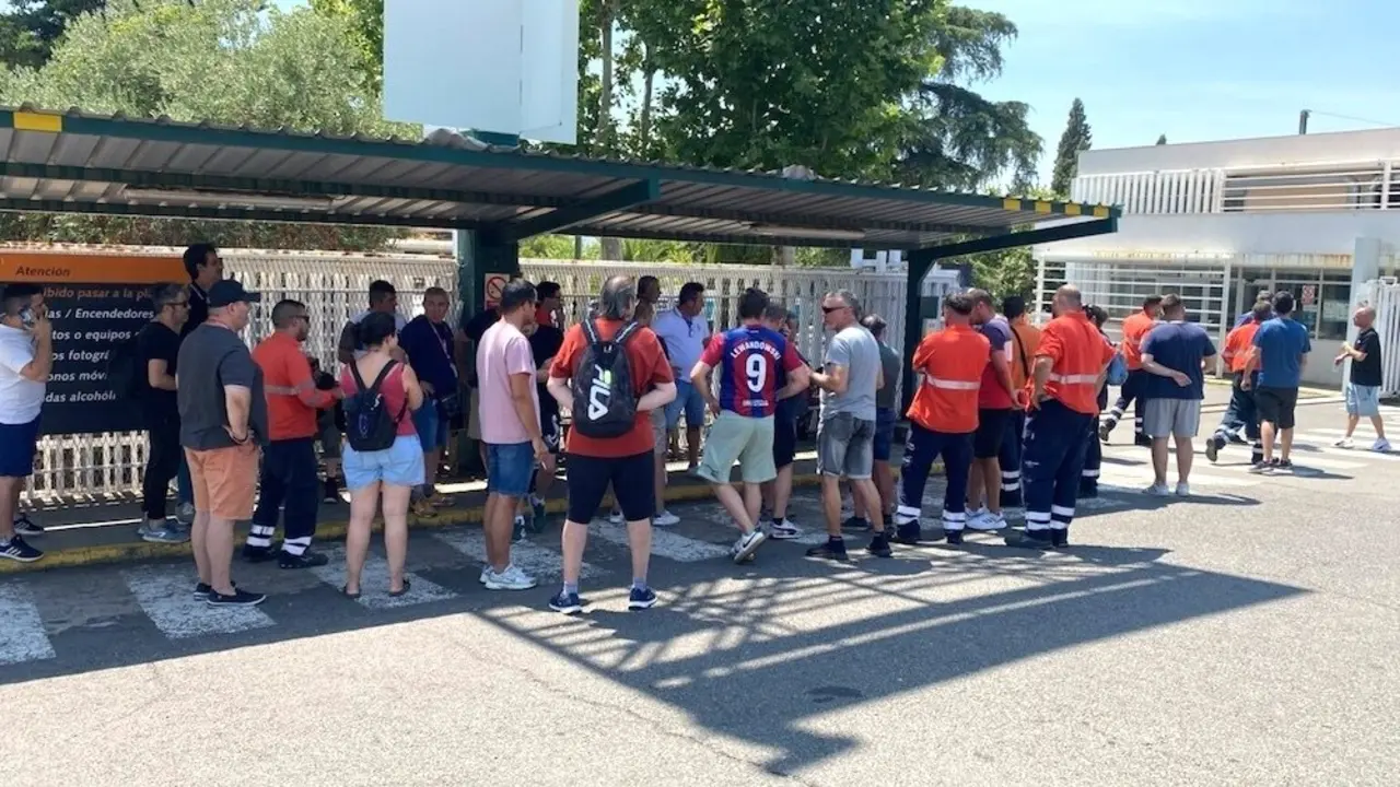 La plantilla de Eserman en la Química de Repsol en Puertollano (Ciudad Real) se queda en la calle tras conocer por sorpresa el fin de contrata