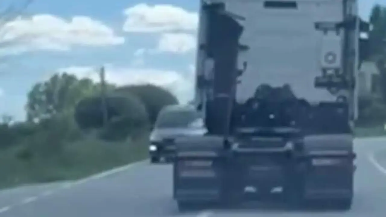 VIDEO. Peligro en la carretera: un conductor bebido zigzagueando con el camión