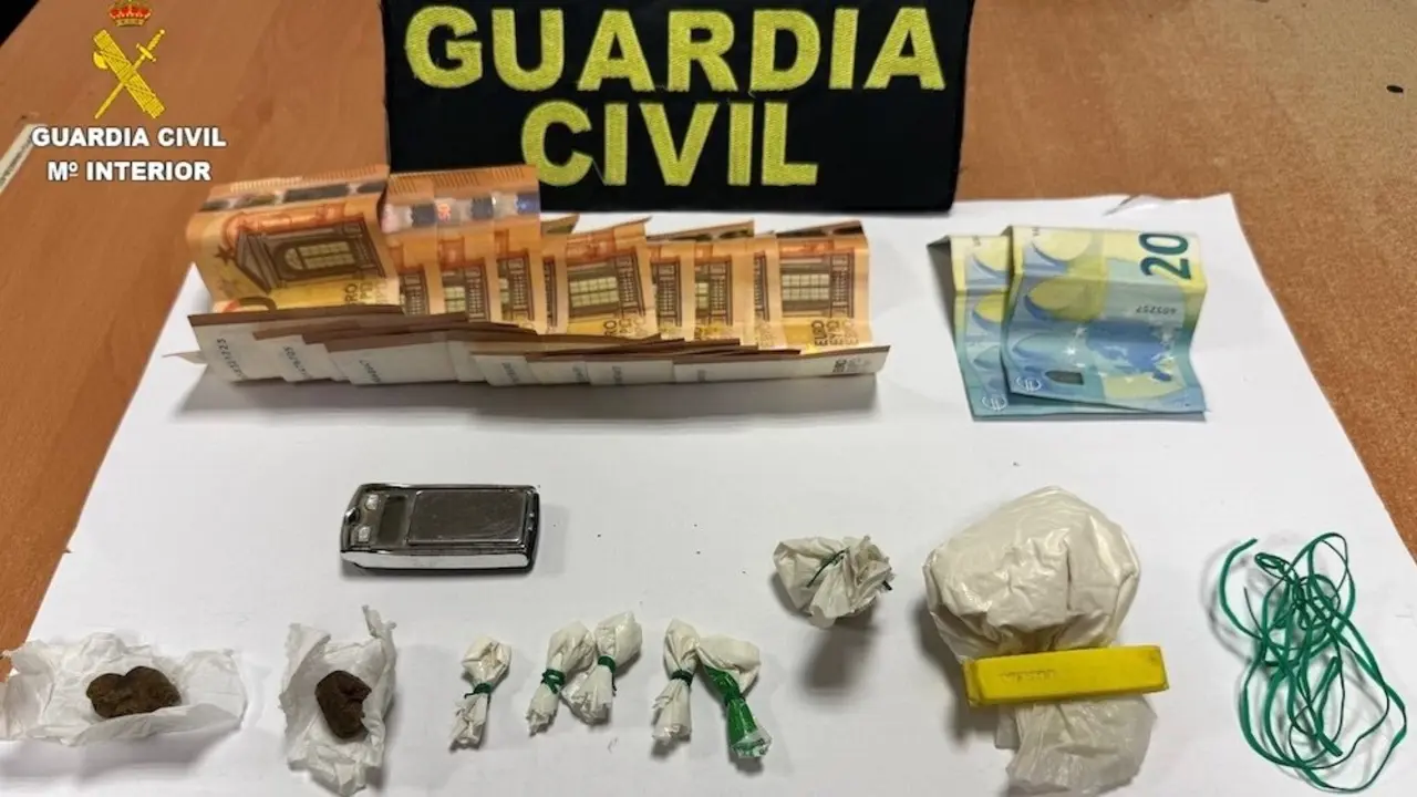 Dos detenidos por circular por la A-3 con 72 gramos de cocaína y cinco de hachís