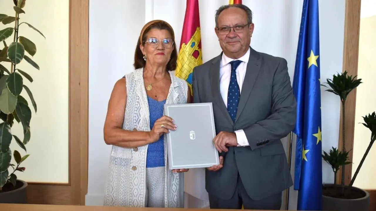El consejero de Hacienda, Administraciones Públicas y Transformación Digital, Juan Alfonso Ruiz Molina, y la presidenta del Consejo Regional de Cámaras de Comercio, Industria y Servicios de Castilla-La Mancha, María Ángeles Martínez