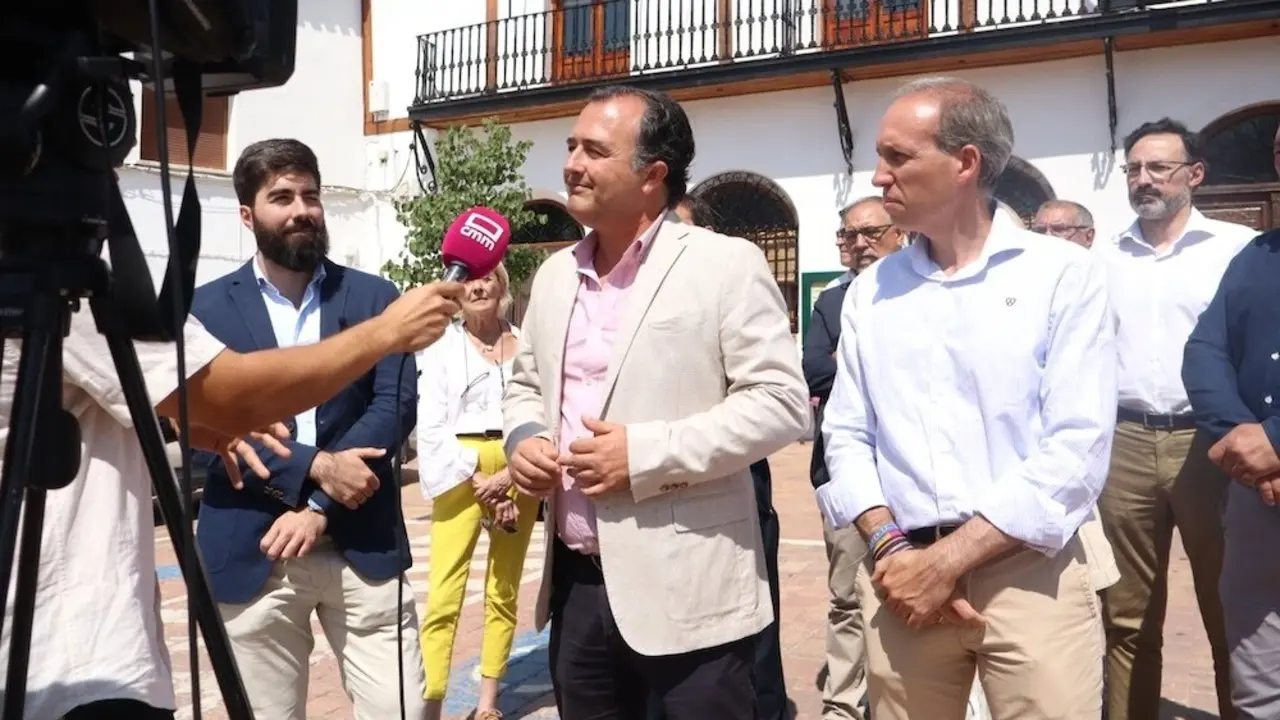 El presidente de Vox en las Cortes de Castilla-La Mancha, David Moreno, atendiendo a los medios de comunicación este jueves