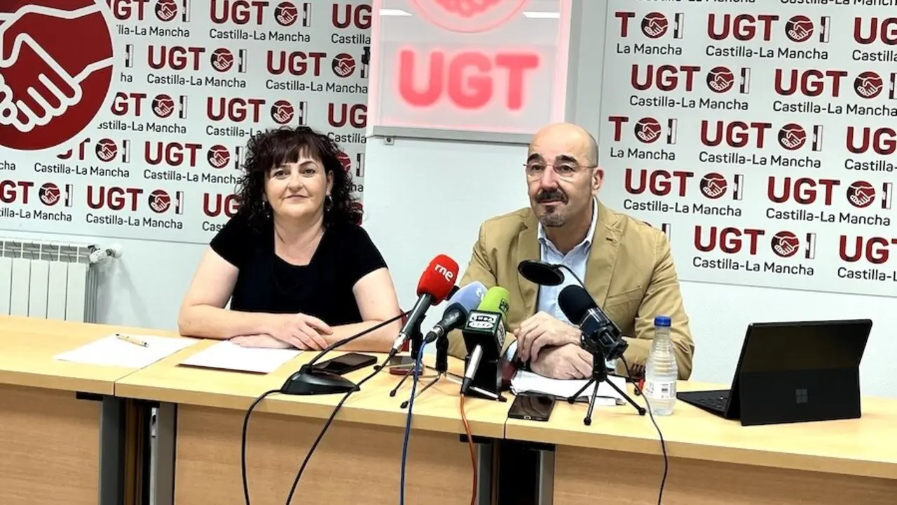 El vicesecretario general de Política Sindical de UGT a nivel confederal, Fernando Luján, acompañado por la secretaria de Empleo, Igualdad y Políticas Sociales de UGT Castilla-La Mancha, Isabel Carrascosa, en rueda de prensa