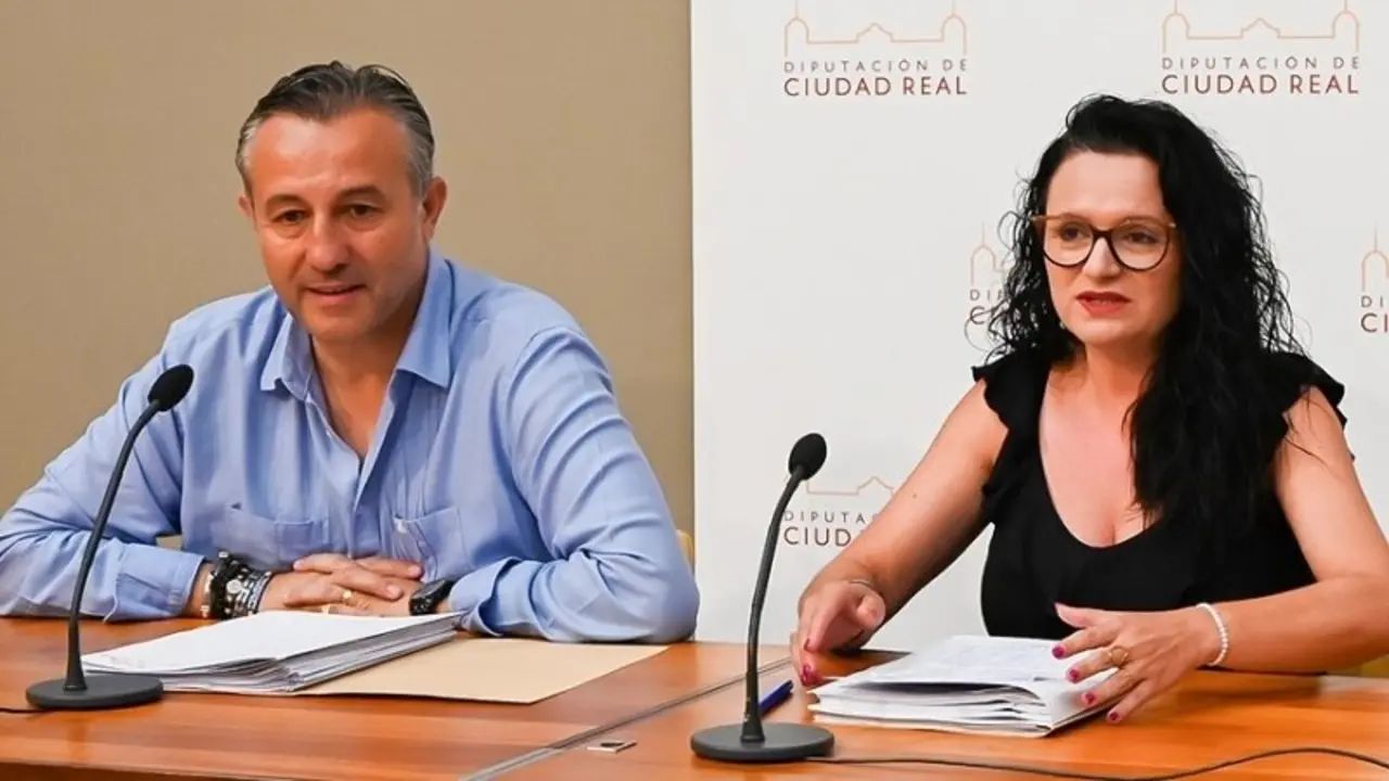 La portavoz del equipo de Gobierno de la Diputación, Rocío Zarco, y el vicepresidente cuarto y responsable de Hacienda, Adrián Fernández, en rueda de prensa