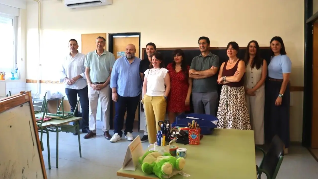 El vicepresidente segundo del Gobierno de Castilla-La Mancha, José Manuel Caballero, durante la visita al colegio de Alcolea de Calatrava (Ciudad Real)