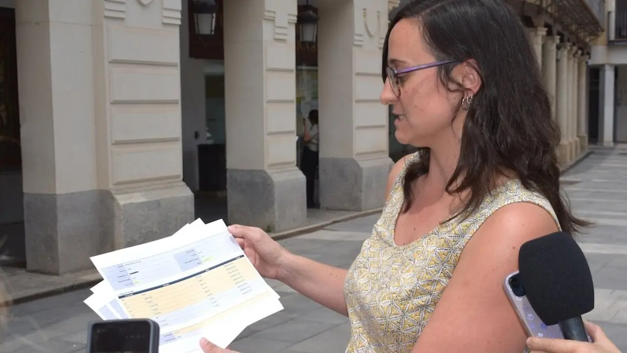 La concejal del PSOE en el Ayuntamiento de Gugadalajara, Gemma Mínguez, ha explicado a los medios el error en su declaración y ha mostrado sus nóminas que así lo corroboran