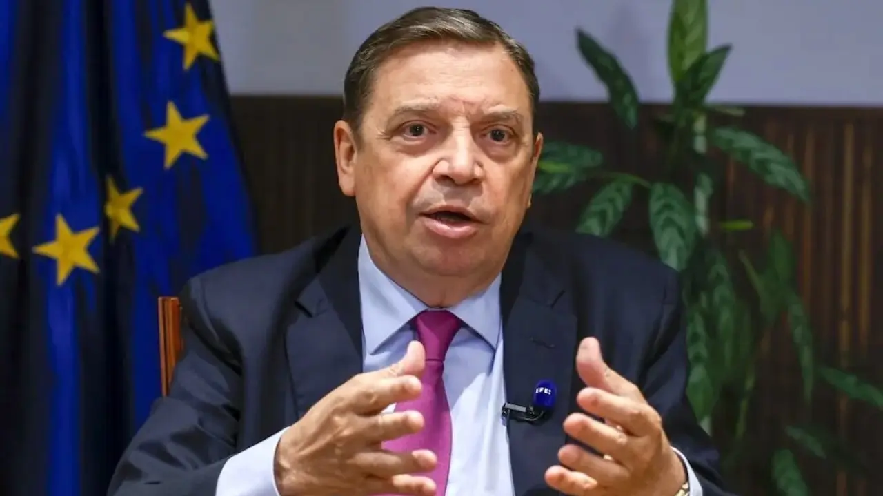El ministro de Agricultura, Pesca y Alimentación, Luis Planas, en un momento de la entrevista - EFE/JJ Guillén