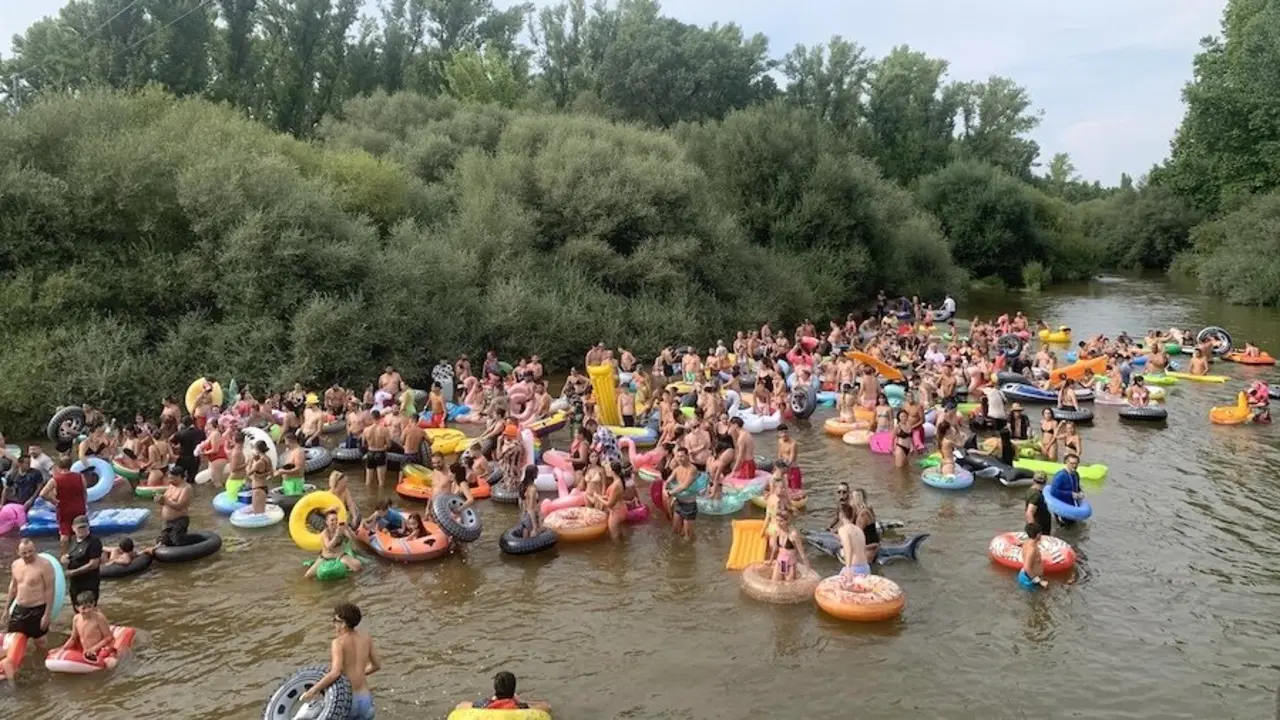 El descenso del Alberche en flotador congrega en Escalona (Toledo) a cientos de personas - EP