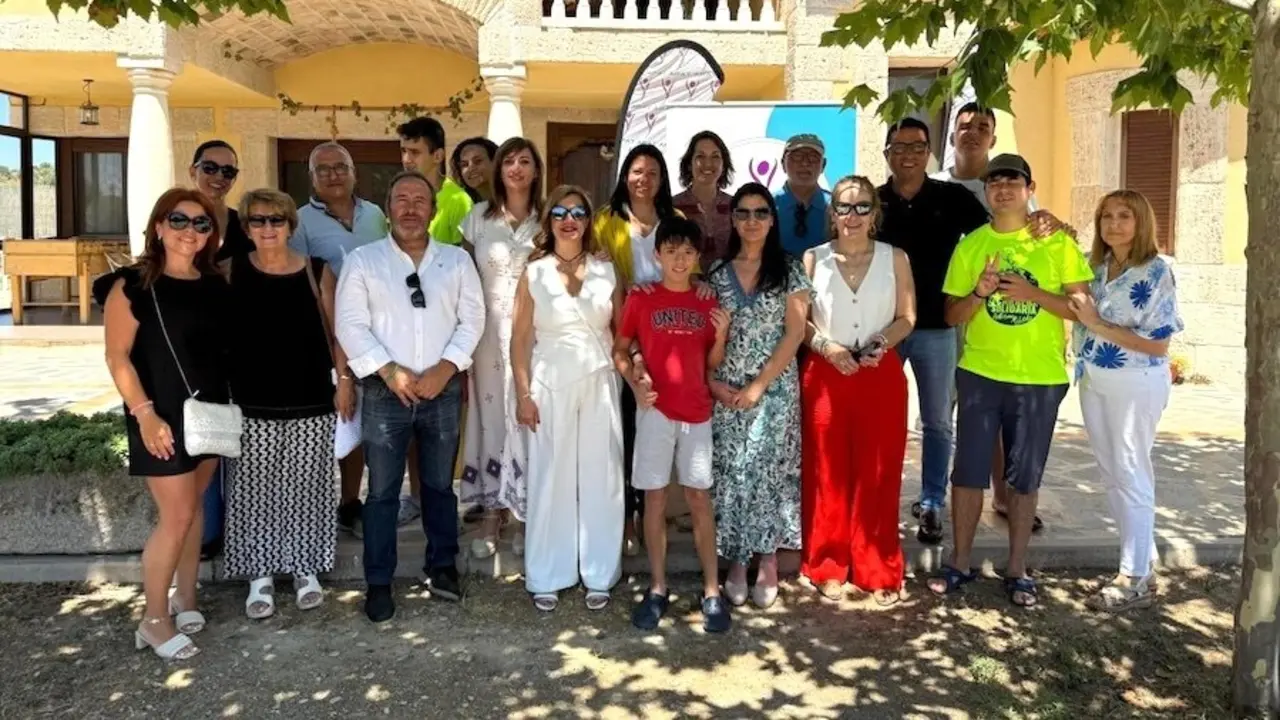 La consejera de Bienestar Social, Bárbara García Torijano, ha visitado el campamento urbano de verano de la Asociación de Personas con Autismo de Toledo (APAT)