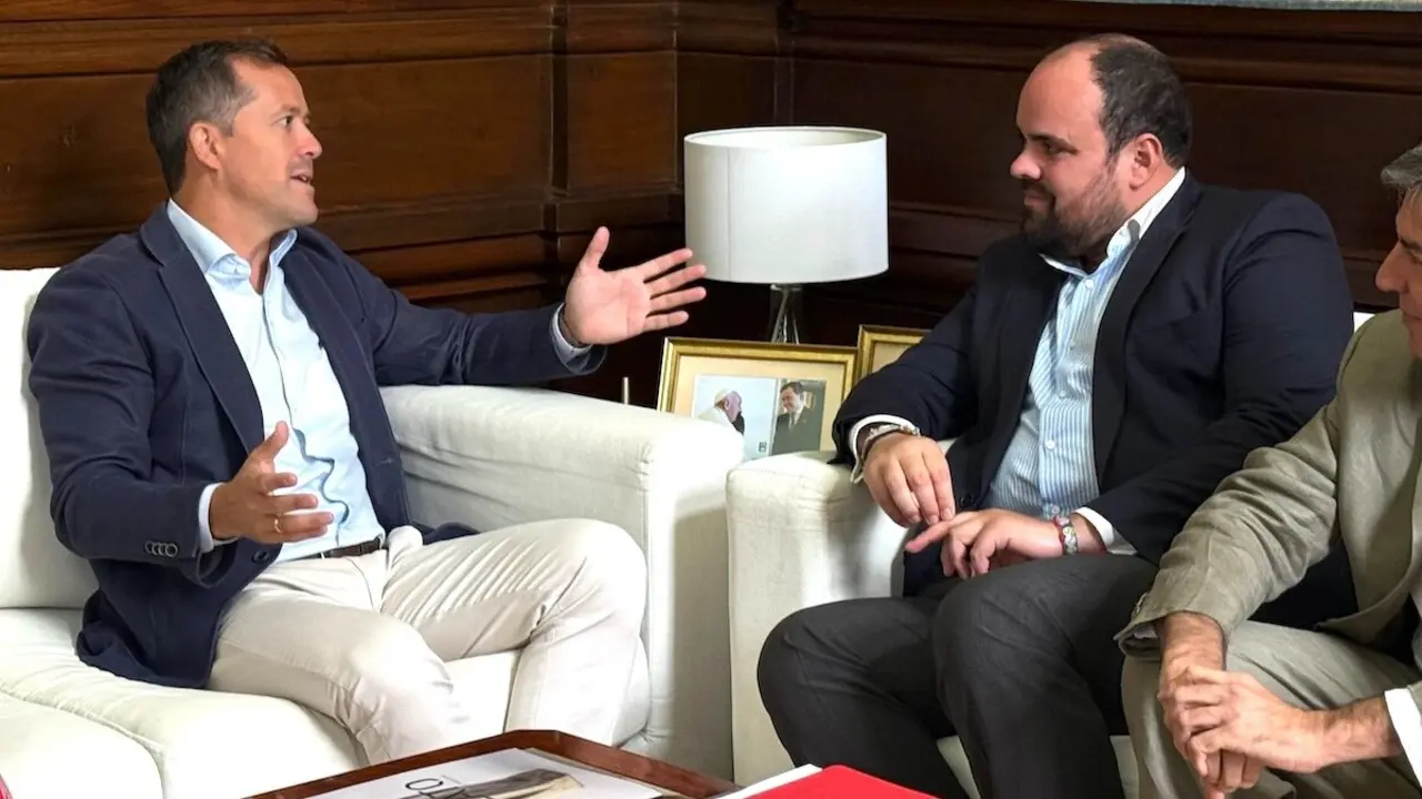 El alcalde de Toledo, Carlos Velázquez, con el alcalde de Aranjuez, Miguel Gómez