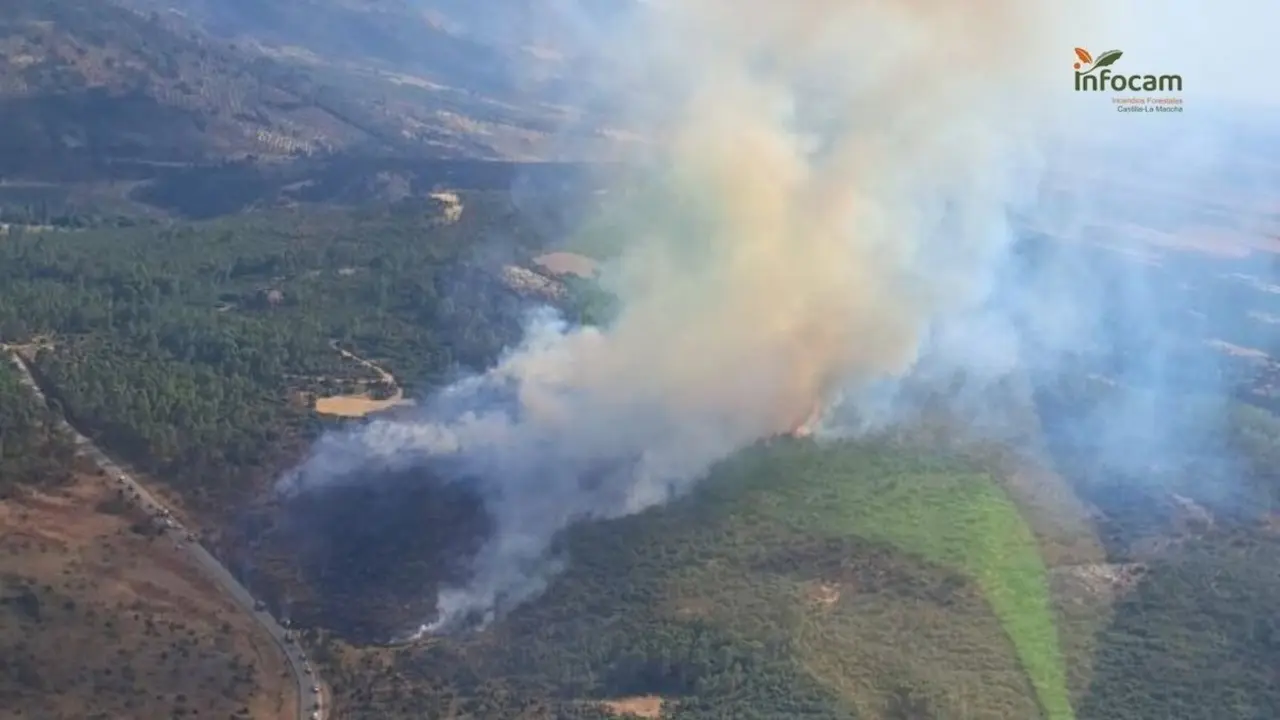 Un incendio en Salobre (Albacete) obliga a confinar los balnearios de Benito y La Esperanza
