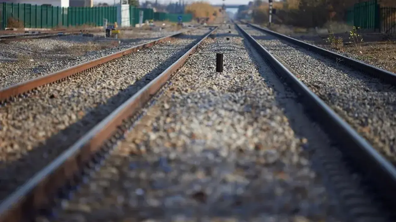 catenaria, trenes, renfe, adif, vías del tren, estación,