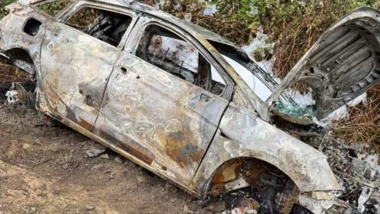 VIDEO. Un conductor ebrio cae por un barranco, se niega al rescate e incendia el coche