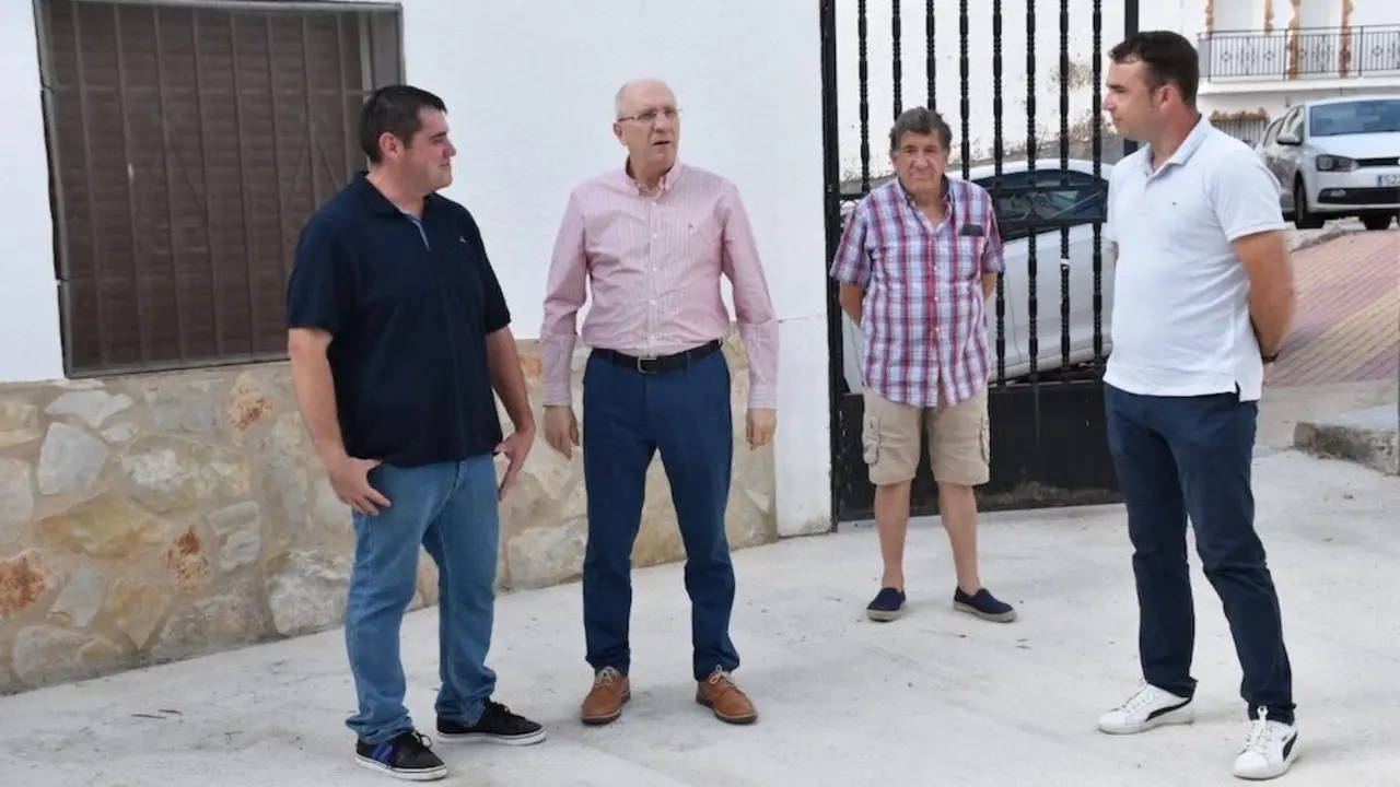 El comisionado del Reto Demográfico del Gobierno de Castilla-La Mancha, Jesús Alique, durante su visita a la localidad conquense de Arcos de la Sierra