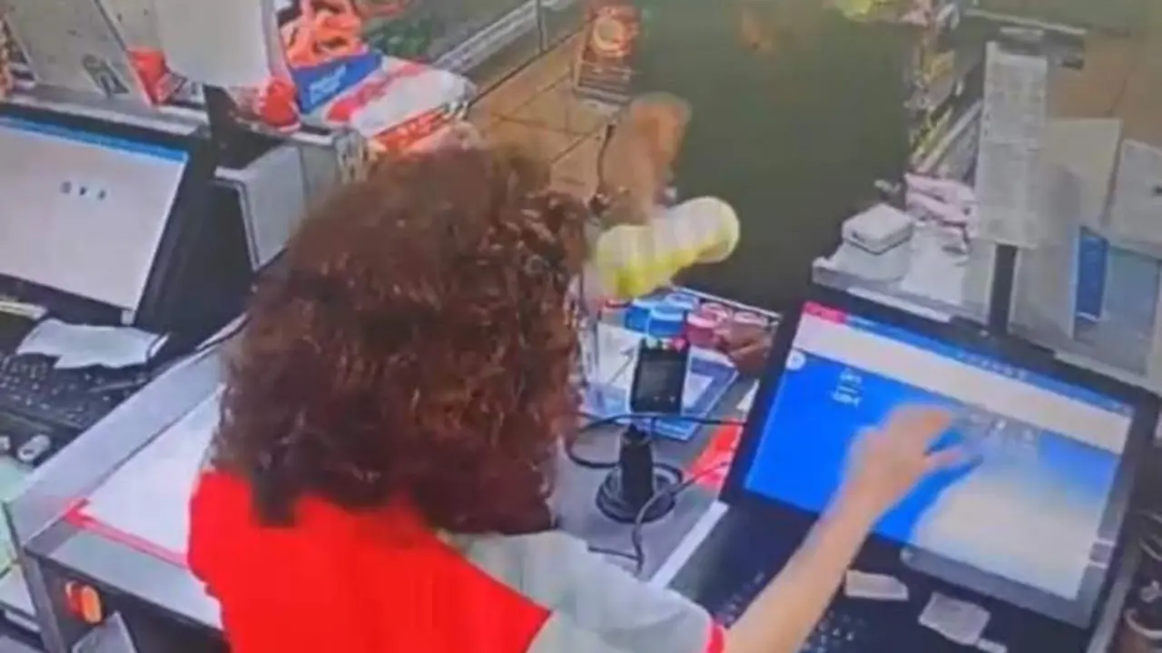 VIDEO. Un ladrón rocía con lejía a la trabajadora de una gasolinera para robarla