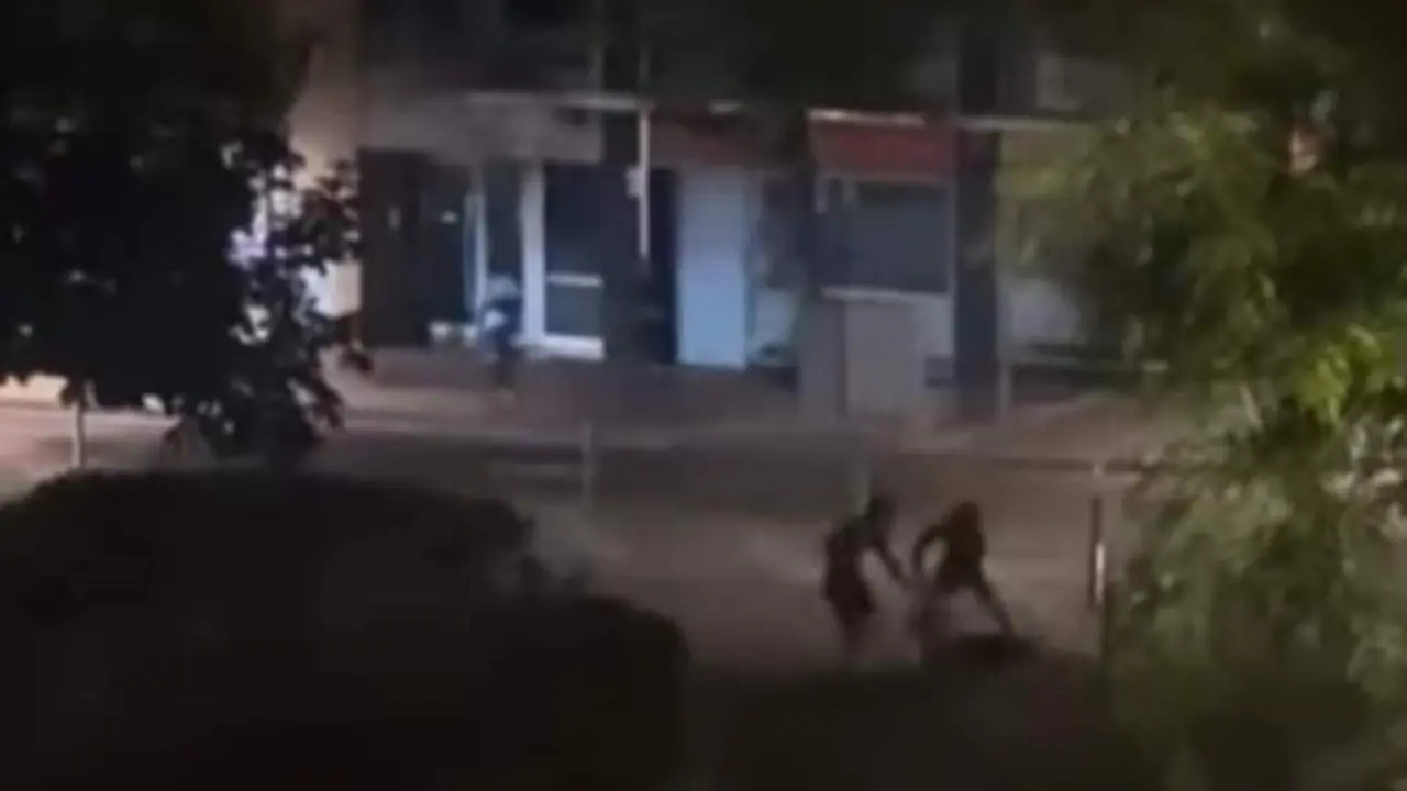 Dan una paliza en grupo a un joven, con puñetazos y patadas, en medio de la calle