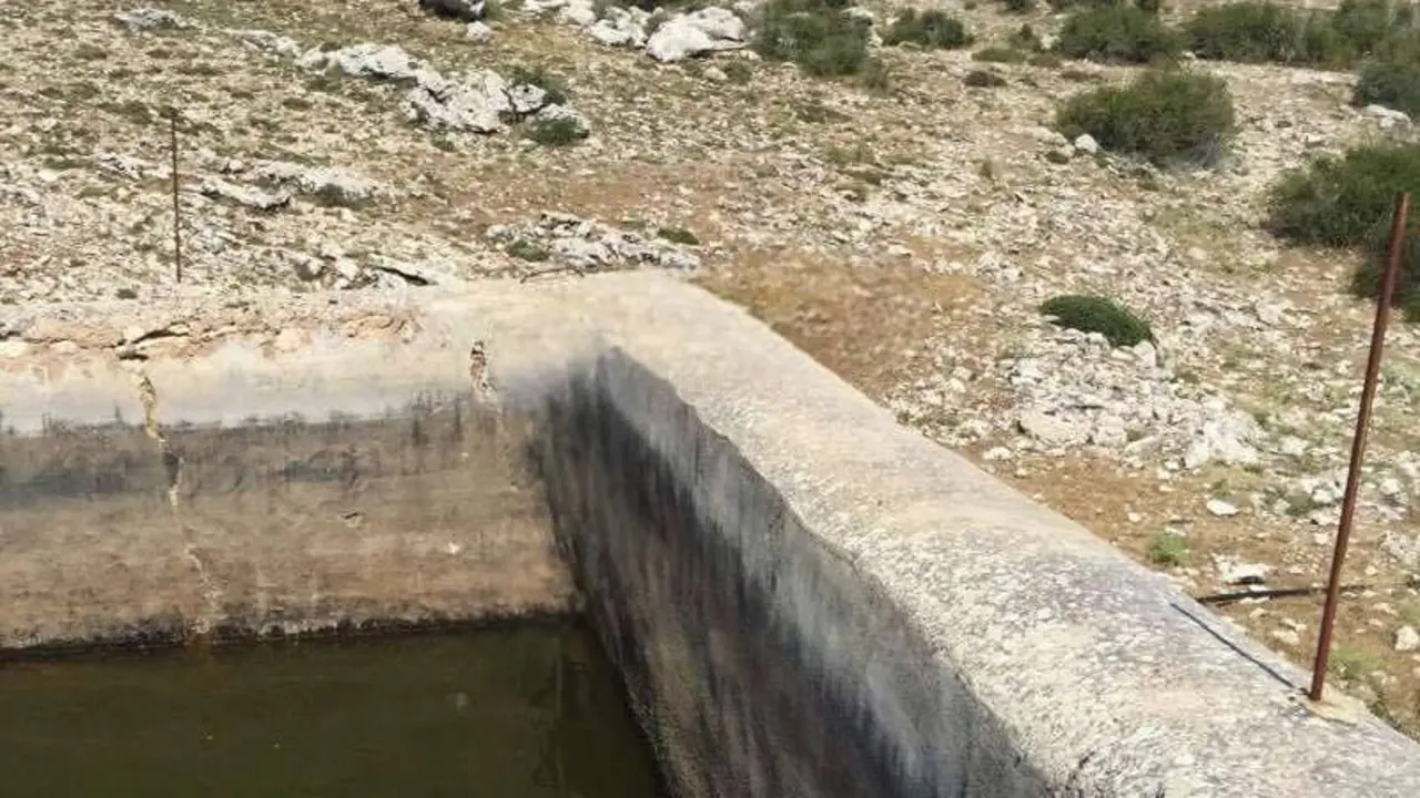 Un senderista encuentra el cadáver de un hombre flotando en un abrevadero