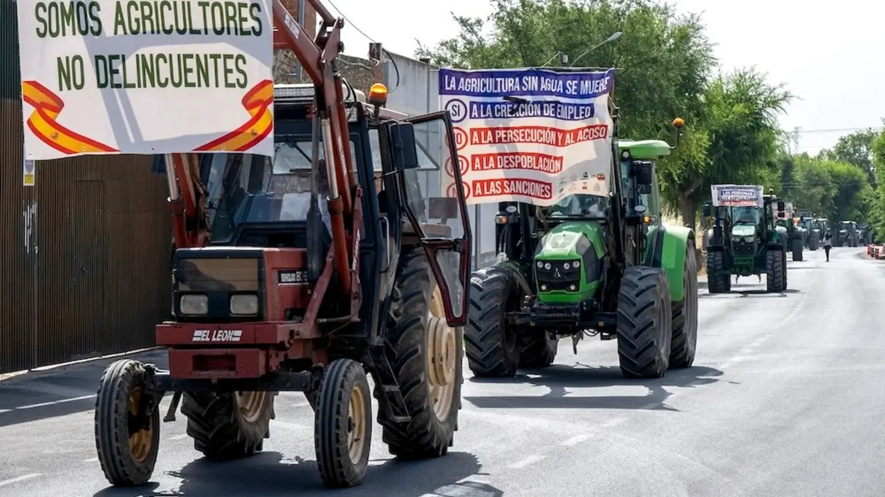 Algo más de 200 tractores y centenares de personas han participado este miércoles la tractorada 'en defensa del regadío y contra las inspecciones masivas' convocada por la plataforma 'Sin agua, no habrá vida' en Villarrubia de los Ojos (Ciudad Real) - EFE/Jesús Monroy